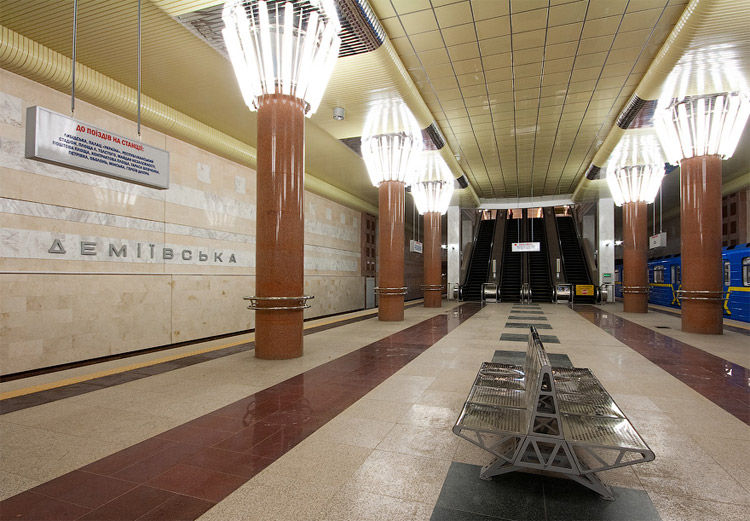 В киевском метро задержали людей с гранатой