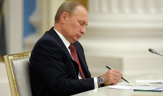 Кукла Путина, подписывающего договор об аннексии Крыма – один из лотов на немецком аукционе