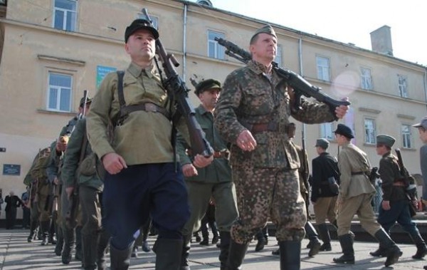 Годовщина УПА: марш во Львове и факельное шествие в Днепропетровске