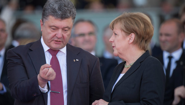 Порошенко и Меркель говорят о возможном срыве мирного урегулирования