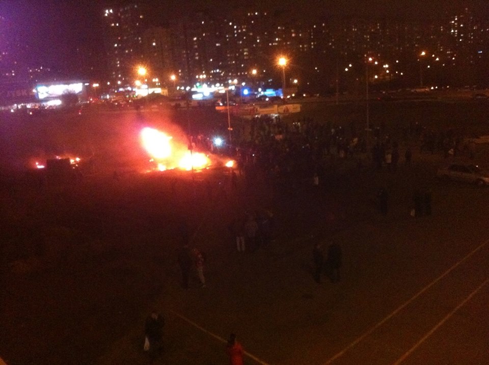 Активисты сожгли забор вокруг земельного участка возле метро «Осокорки» — очевидцы