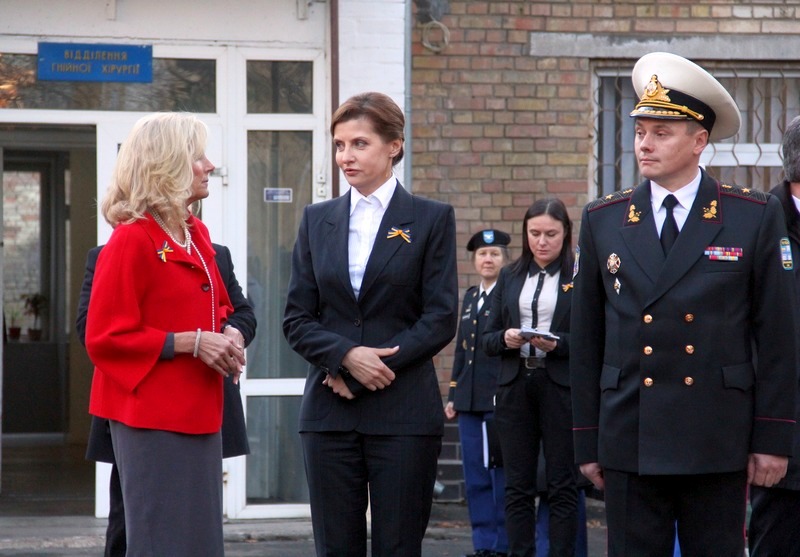 Жёны Порошенко и Байдена навестили раненых бойцов АТО