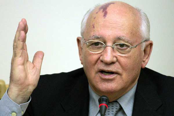 Горбачев призвал Запад снять санкции и объединить усилия, чтобы помочь Украине