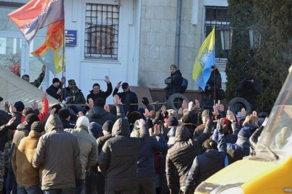 В Кировограде митингующие попытались штурмовать прокуратуру — фото