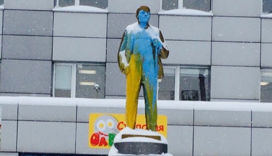 В Новосибирске памятник Ленину разрисовали в цвета украинского флага
