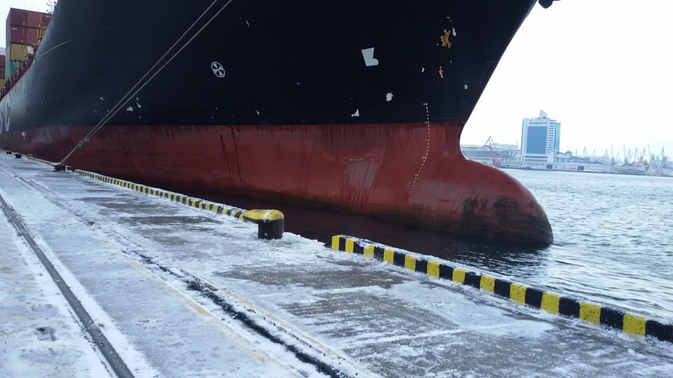 В Одессу прибыл корабль с канадской помощью для бойцов АТО