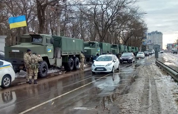 100 г духов и литр водки: СБУ утвердила перечень вещей, которые можно ввозить в зону АТО