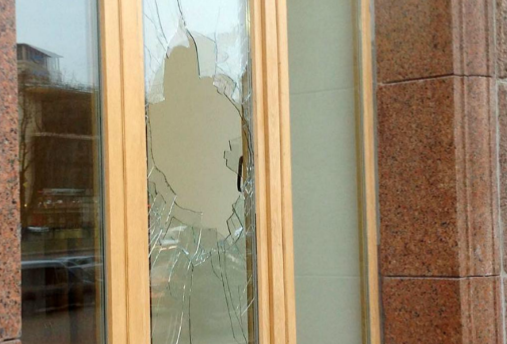 КГГА заявляет, что пьяный «айдаровец» разбил окна в киевской мэрии