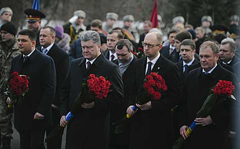 Первые лица Украины почтили память героев Крут и современных героев