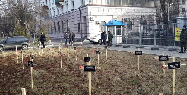 «Убит российскими оккупантами» — кресты под посольством РФ в Киеве