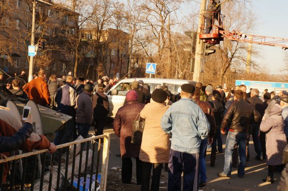 В Константиновке жители забрасывают камнями машины ВСУ — Фото