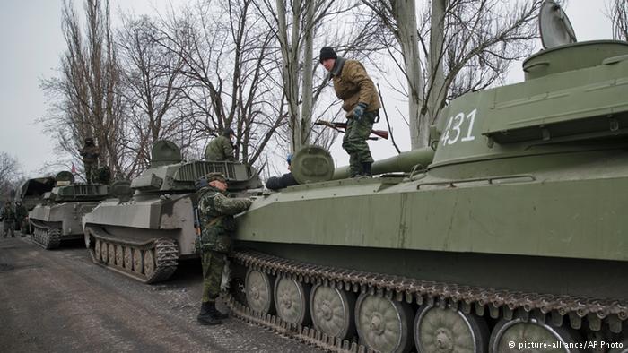 НАТО обвиняет Россию в поставках на Донбасс танков и другого оружия