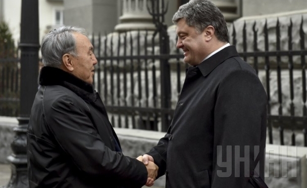 Порошенко поздравил Назарбаева с переизбранием на пост президента