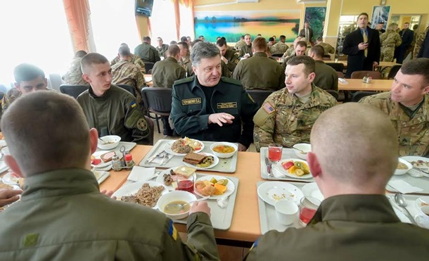 Фото: Порошенко открыл совместные с США учения и пообедал с военными