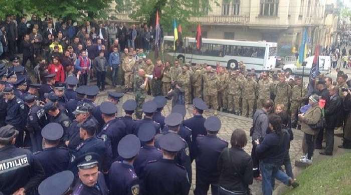 Милиция разделила кордоном «Социальный марш» и митинг «Правого сектора» во Львове