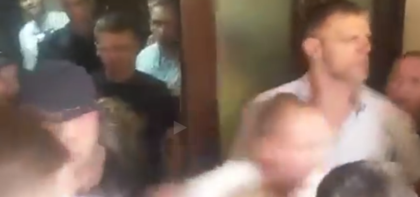 Противники застройки на Осокорках ворвались на заседание Киевсовета (видео)