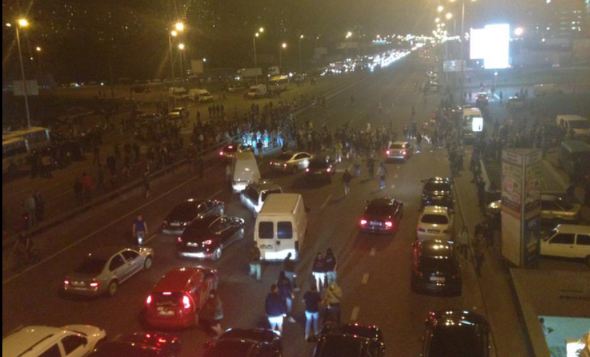 Протестующие против застройки на Осокорках перекрыли проспект Бажана