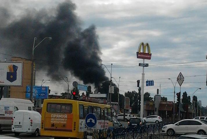 В Киеве произошёл пожар на рынке Петровка