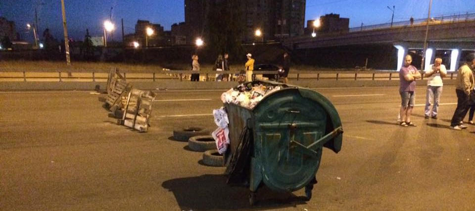 В Киеве протестующие против сноса киосков перекрывали проспект Бажана