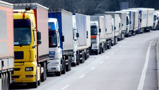 Украина возобновила пропуск грузового транспорта в Крым