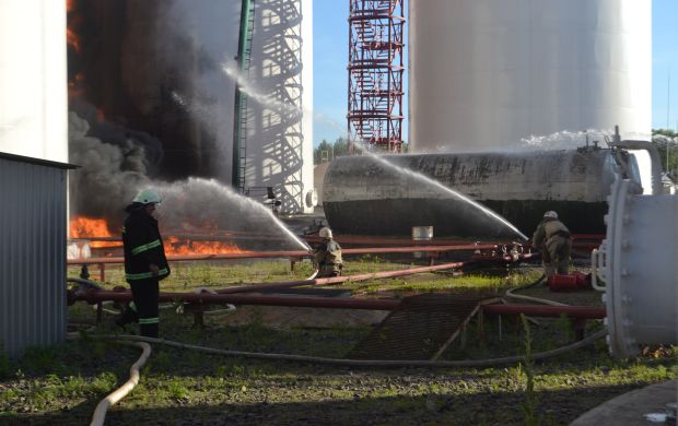 Аваков: Шестеро пожарных, тушивших нефтебазу, доставлены в больницу
