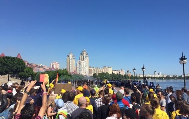 Четверо нападавших на гей-парад в Киеве оставлены под домашним арестом
