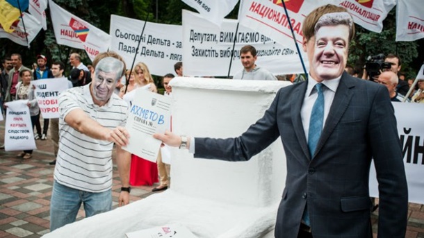 Фото, видео: Под стены ВР принесли трехметровый унитаз для Порошенко