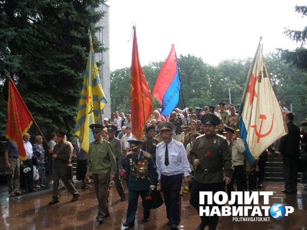 Фото: В Харькове активисты с флагами СССР почтили память погибших во Второй мировой войне