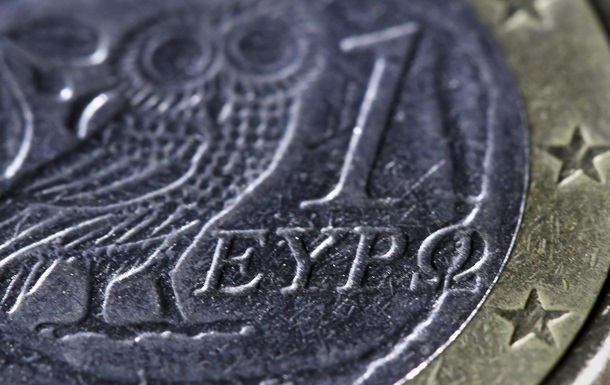 На фоне кризиса в Греции дешевеет евро