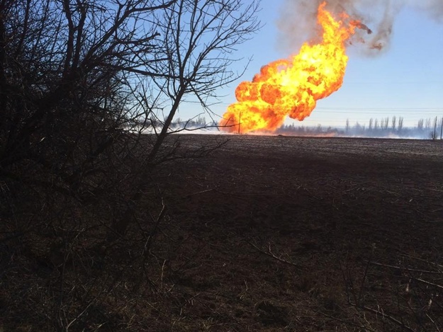 Сектор Б: В Красногоровке горит поврежденный обстрелами газопровод