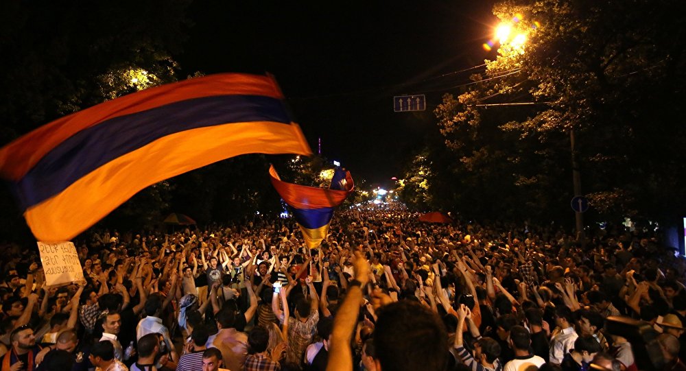 Армянская полиция заявляет, что у протестующих есть взрывчатка