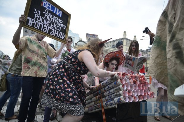 В Киеве прошел «зомби-митинг» против газеты «Вести»