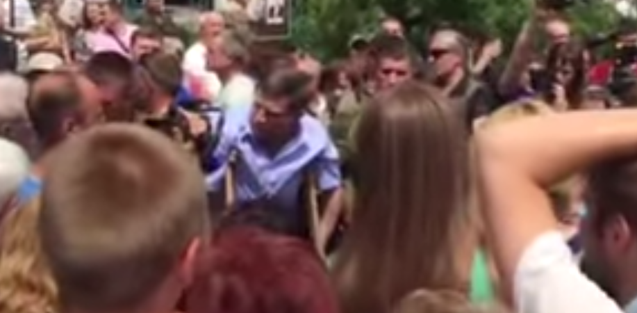 Видео: На митинге против войны в Донецке протестующих успокаивал Захарченко