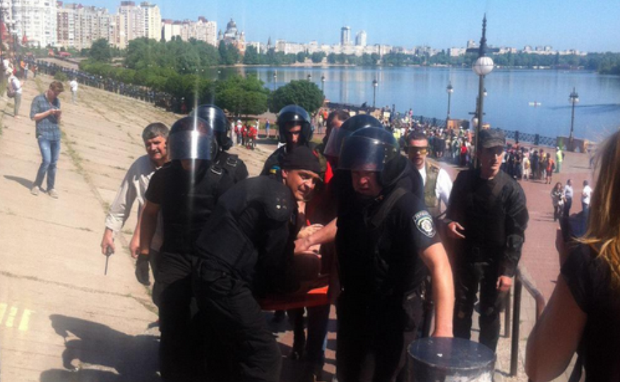 Лещенко: У милиционера, пострадавшего во время ЛГБТ-марша, перебита вена на шее