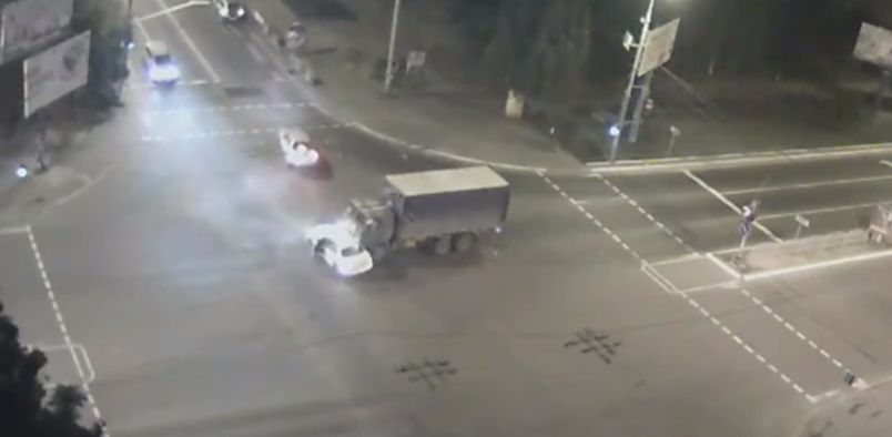 В Мариуполе военный грузовик столкнулся с двумя легковушками (видео)