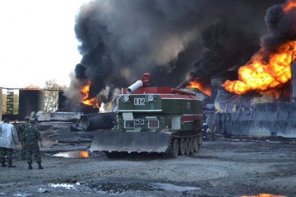 Пожар на нефтебазе: Спасатели наблюдают за огнем, откачивать топливо пока невозможно