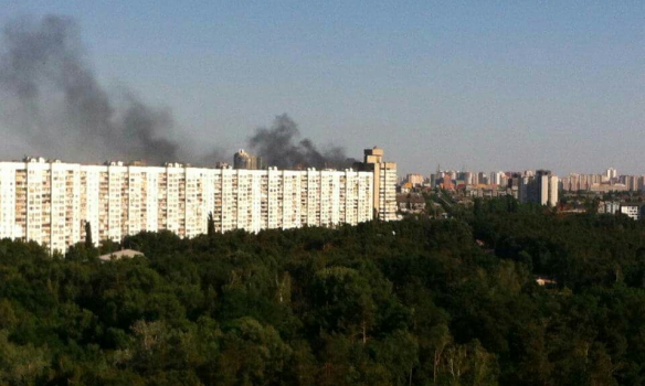В Киеве 90 пожарных тушат крышу пятиэтажного дома
