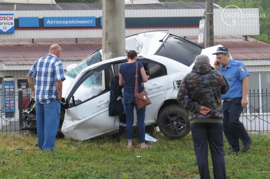ДТП в Мариуполе – машину практически разорвало напополам