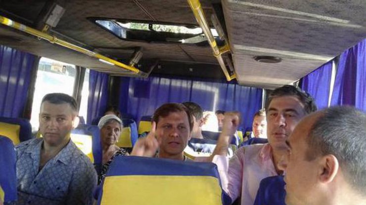Саакашвили и министр экологии приехали на открытие набережной на маршрутке