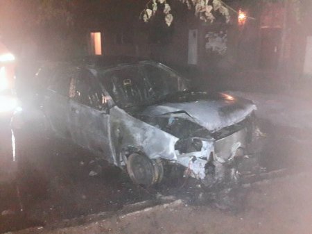 Фото, видео: В Ужгороде дотла сгорел джип прокурора