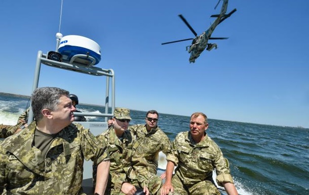 Фото: Порошенко наблюдал за учениями ВМС Украины с быстроходного катера