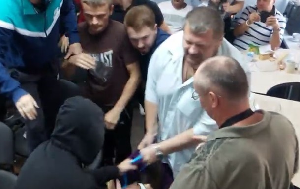 Видео: Члены Радикальной партии в Чернигове избили Алексея Дурнева