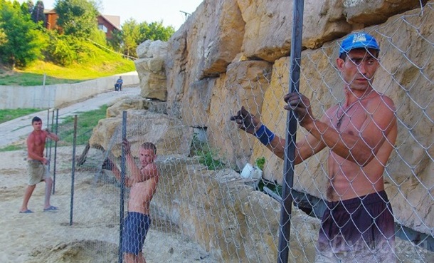 Фото: На скандальном пляже в Одессе, где Саакашвили побывал с бульдозером, появился новый забор