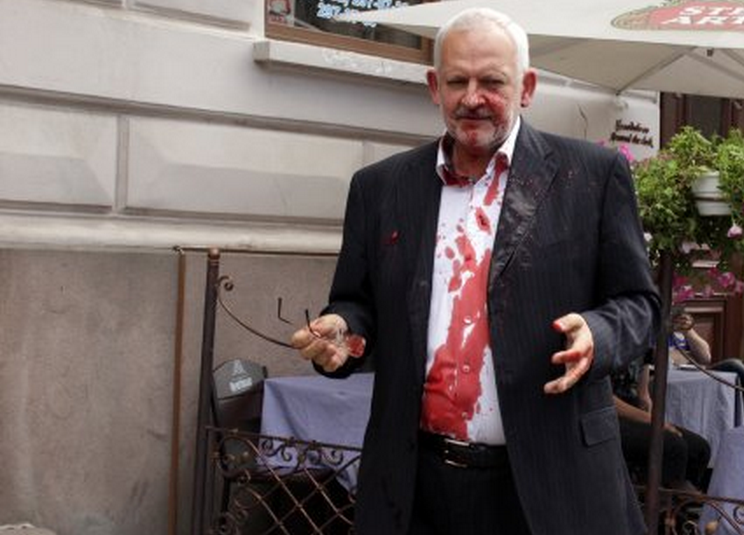 Фото: Во Львове народного депутата облили свиной кровью
