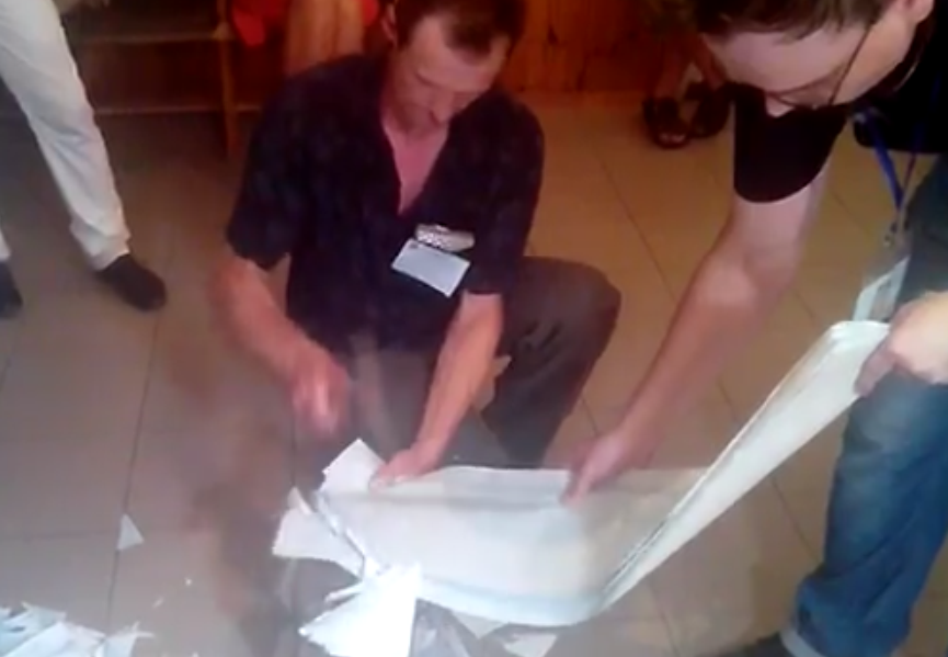На одном из участков в Чернигове неиспользованные бюллетени «погасили» топором (видео)