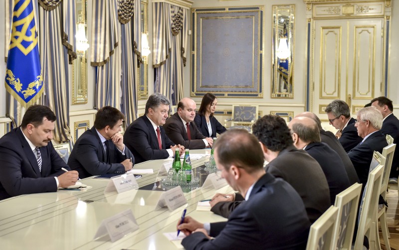 Порошенко потребует новых санкций против России в случае срыва Минских соглашений
