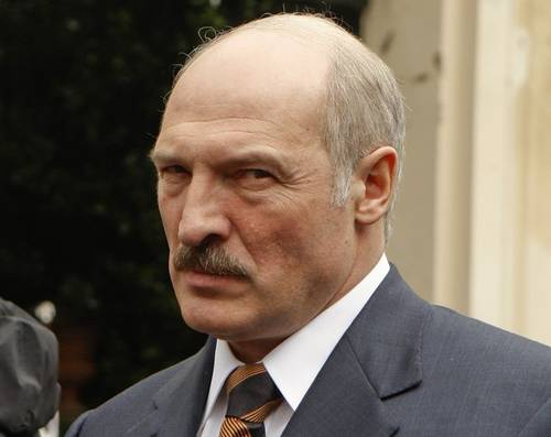 Лукашенко: Россия и США должны сесть за стол переговоров и прекратить эту войну
