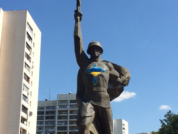 Милиция проводит проверку по факту раскраски памятника Воину-освободителю в Харькове