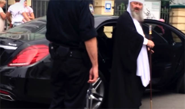 Нарушил, и слава Богу: Священник на иномарке общается с киевской полицией (видео)