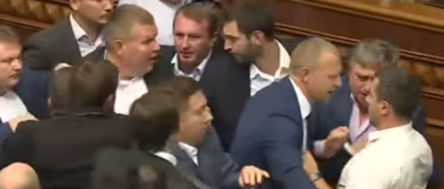 Видео: Потасовки после голосования за разрешение на арест Мосийчука